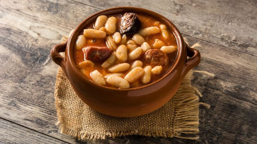 una cazuela de fabada asturiana