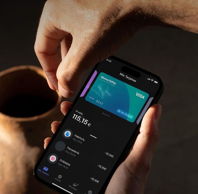 una persona usando la aplicación de MoneToPay en su teléfono móvil