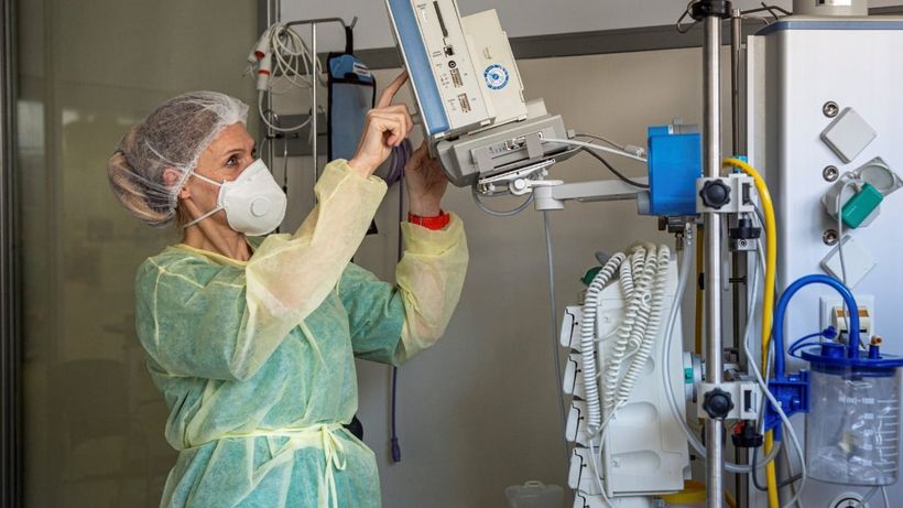 una enfermera en la UCI de un Hospital
