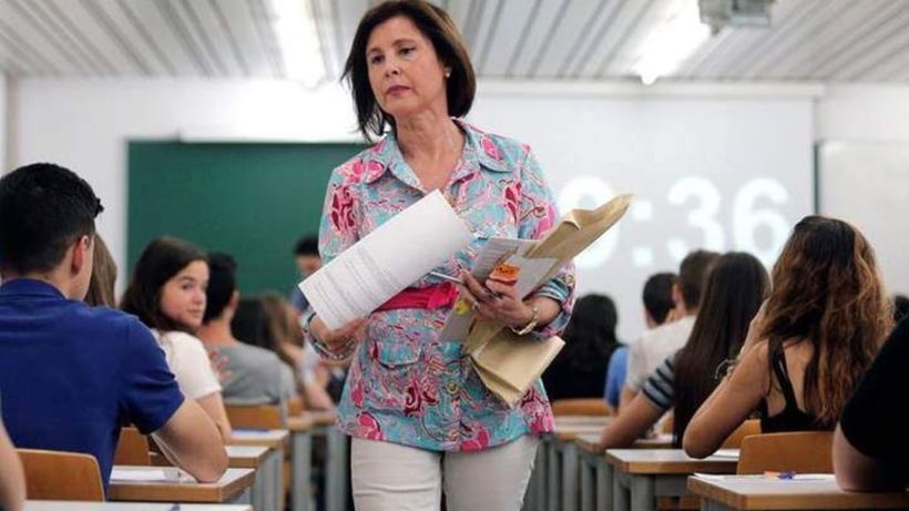 Una maestras en medio de un examen