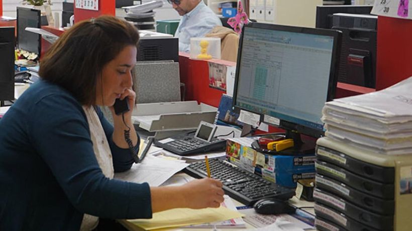Una funcionaria trabajando