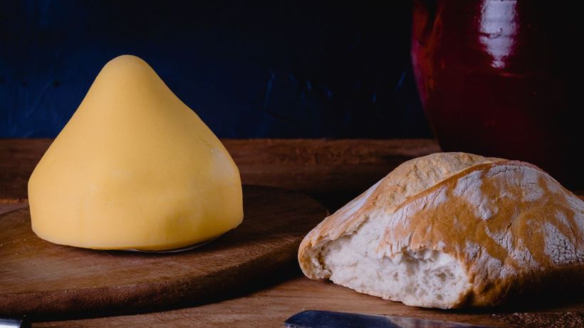 Una tabla con queso de tetilla y pan