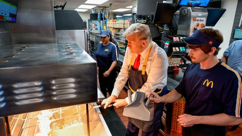 ald Trump cocinando patatas fritas en un local de McDonald's