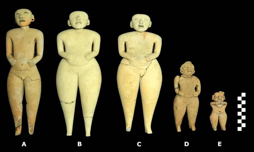 Las cinco marionetas encontradas por los investigadores