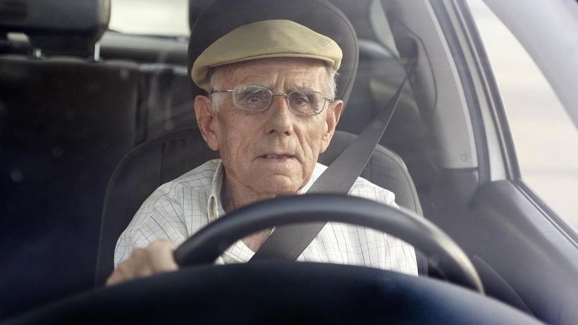Un anciano conduciendo