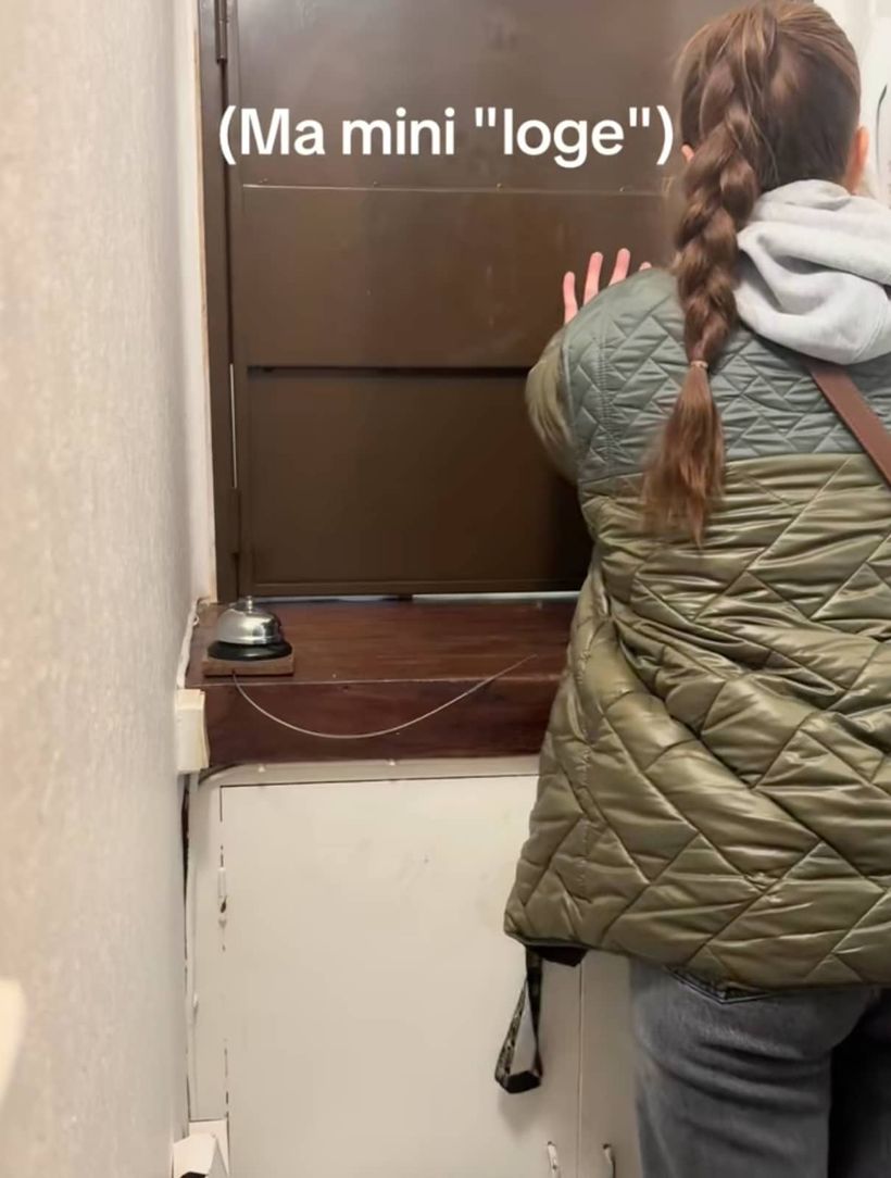 Emma trabajando de conserje, cerrando la conserjería