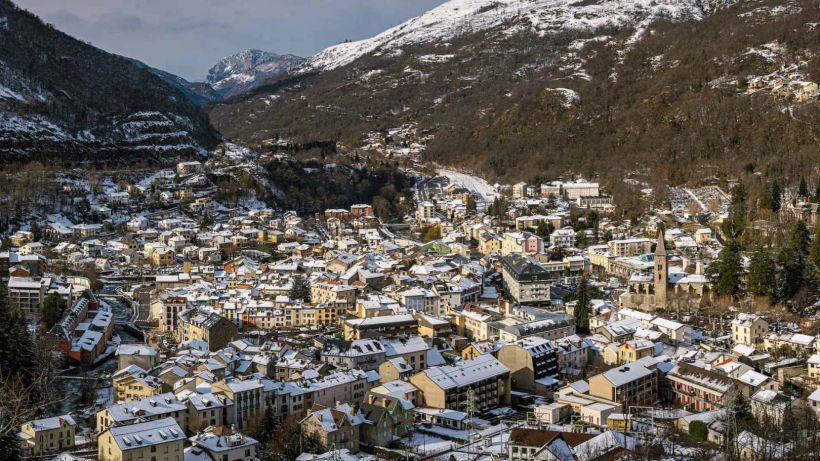 pueblo nevado en Pirineo