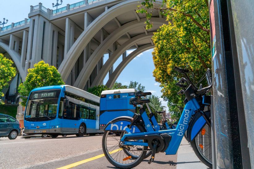 bicicleta de biciMAD aparcada