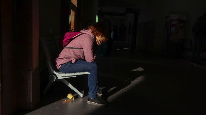 Los pasajeros del tren que el apagón dejó tirados en Zamora y que han pasado la noche en la estación de Renfe
