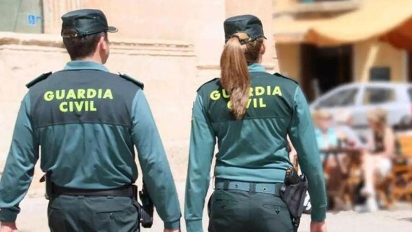 Dos Guardias Civiles de espaldas