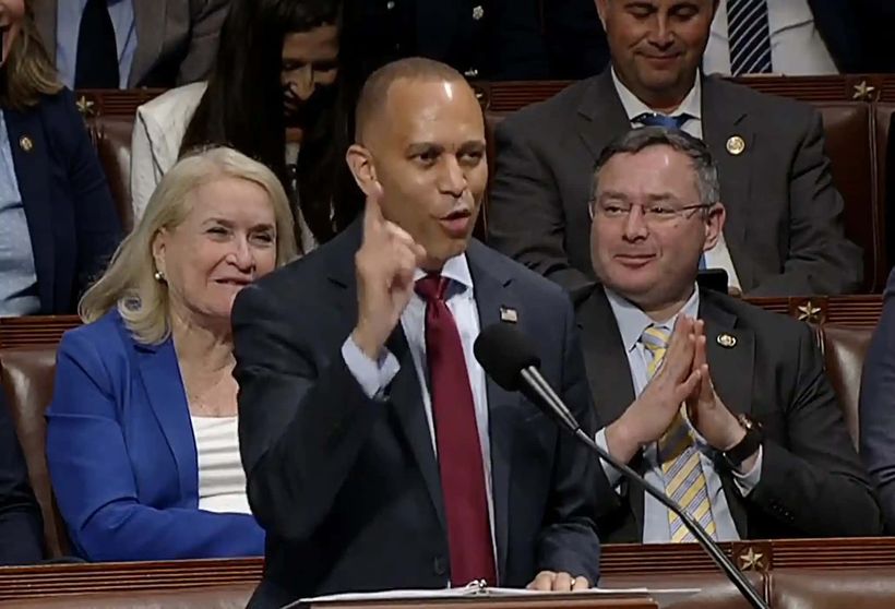 Hakeem Jeffries pronuncia un discurso maratónico en oposición