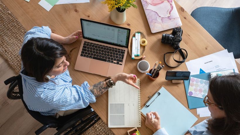 trabajadoras en una reunión 