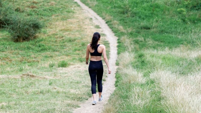 Una mujer caminando