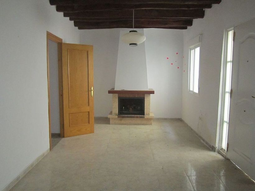 Estancia con chimenea de la vivienda en venta de CaixaBank 