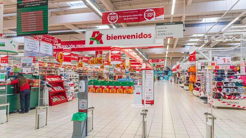 Interior de una tienda Alcampo