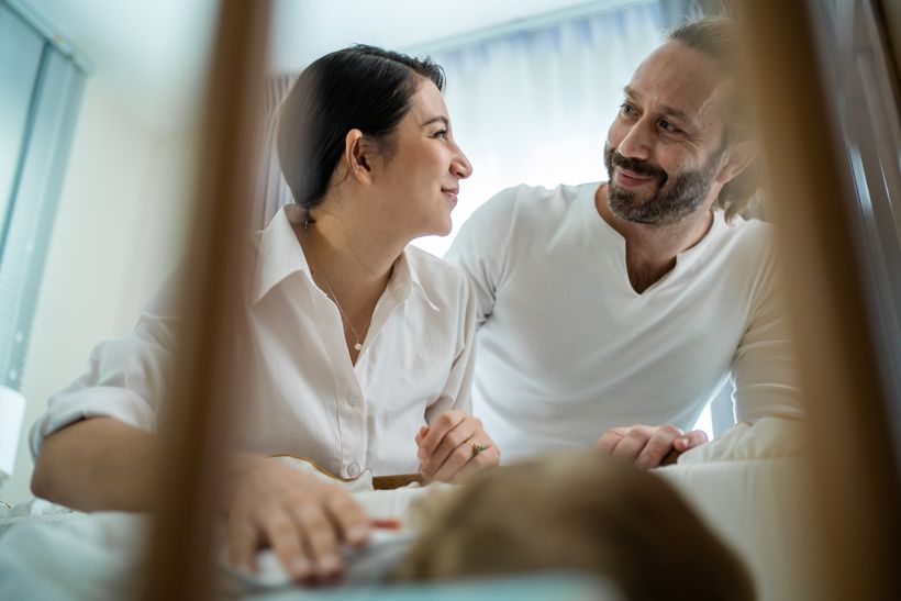 una pareja conversando