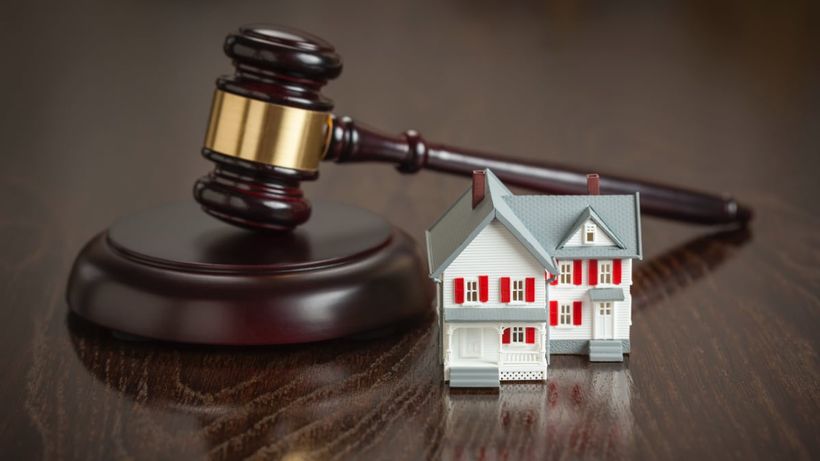 Mazo de juez simulando un caso de hipoteca de vivienda en una herencia