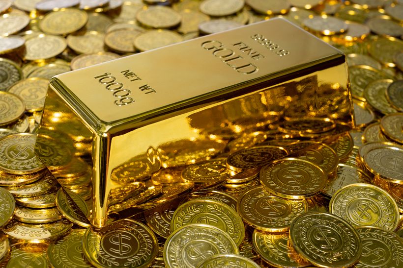 un lingote de oro con monedas