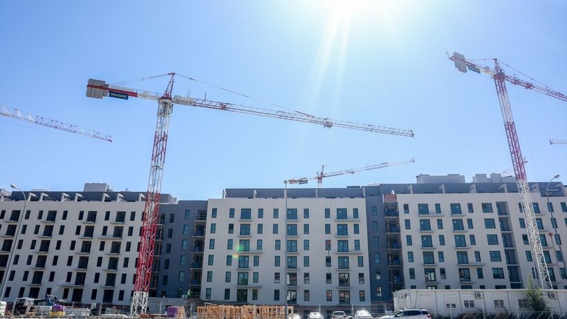 viviendas construyendose con gruas