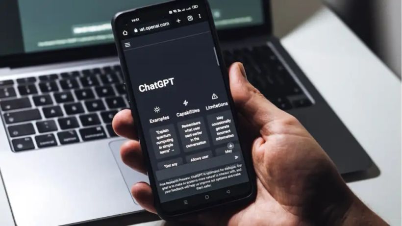 una persona con el movil en la mano y chat gpt