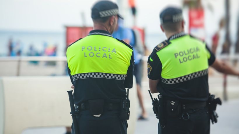 Dos policías locales
