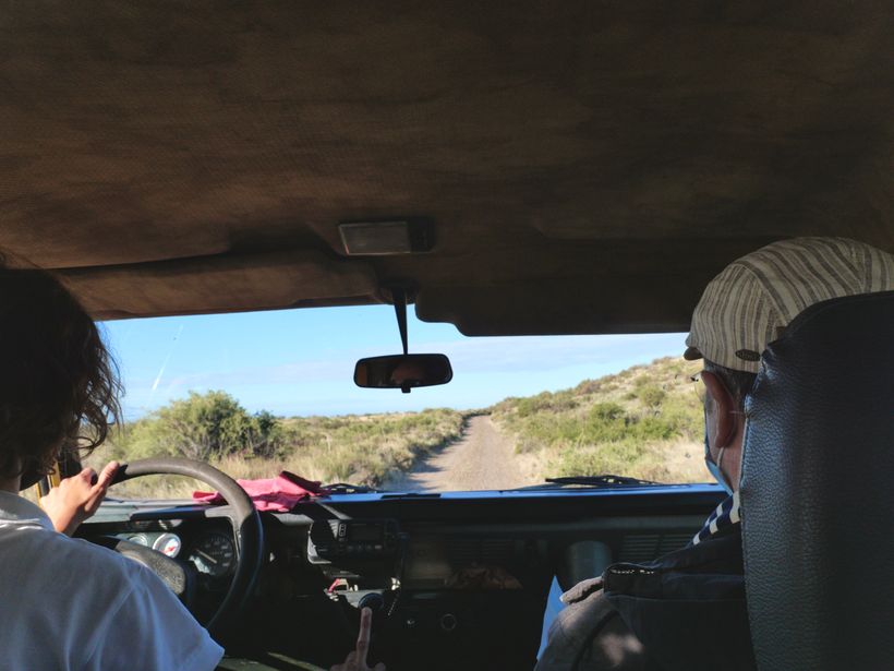 dos personas conduciendo por el campo