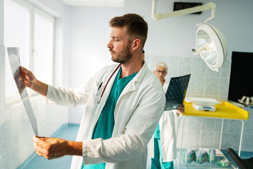 médicos en un hospital
