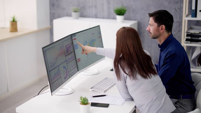 Analistas de datos trabajando
