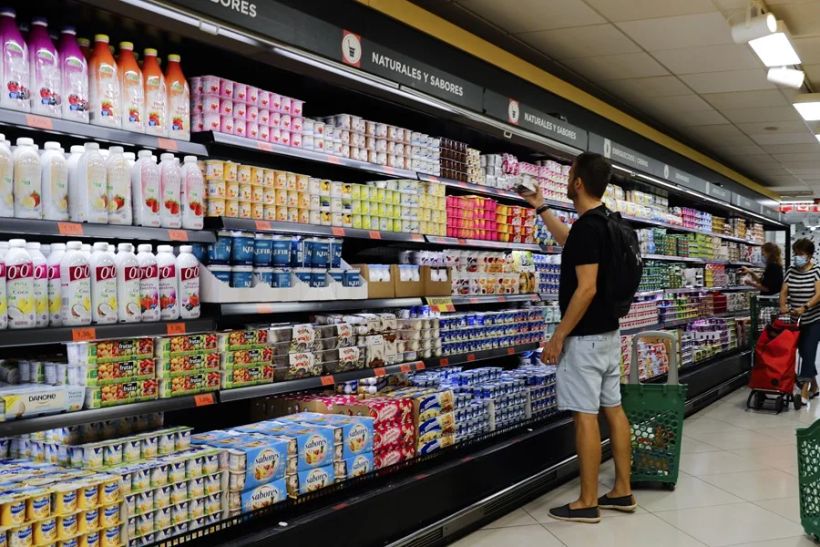 un chico comprando en el supermercado