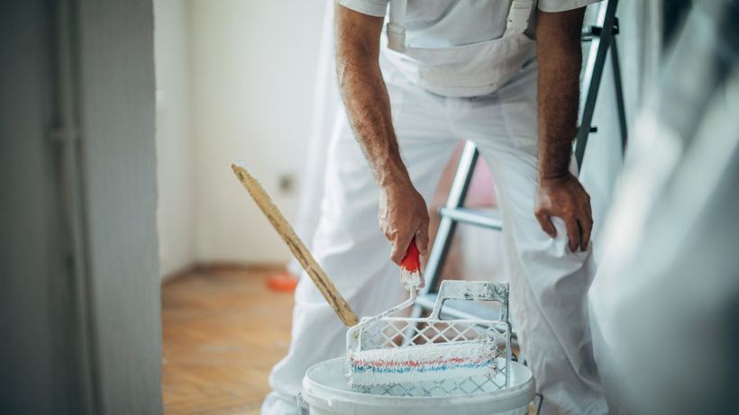 Un pintor trabajando
