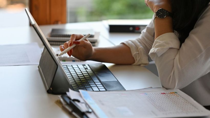 Administrativa en su mesa