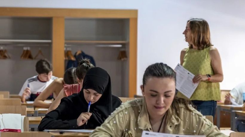 Un aula con alumnos