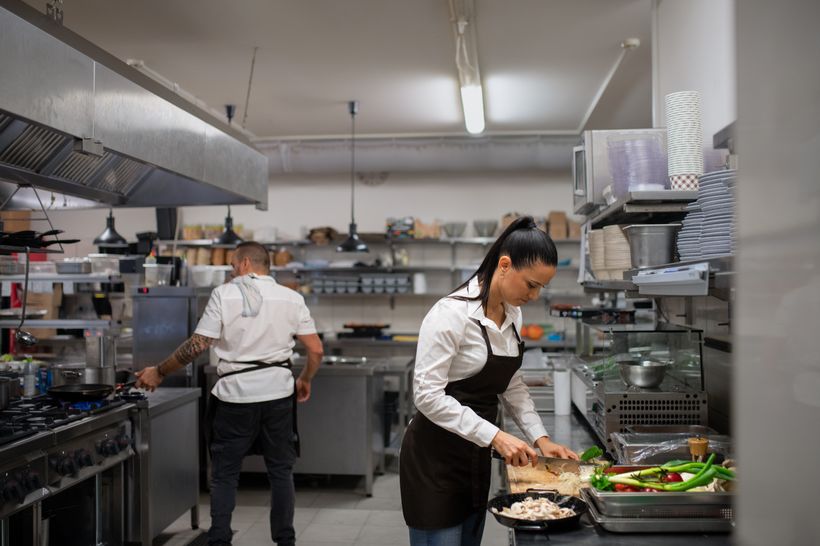 Trabajadores en una cocina