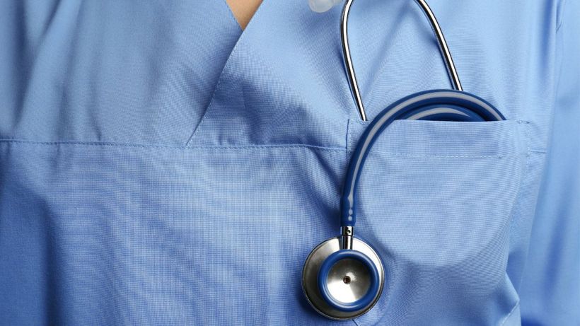 Primer plano de un médico