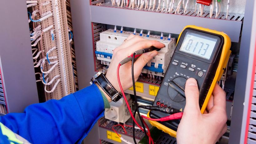 Electriista trabajando