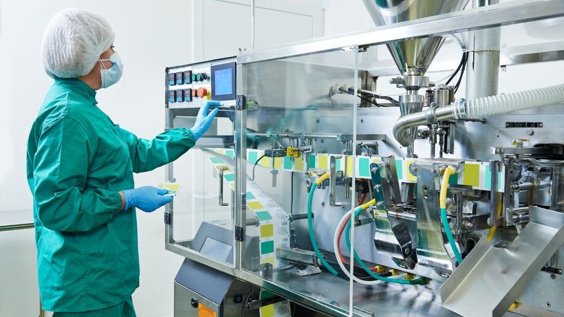 Una operaria de farmacia