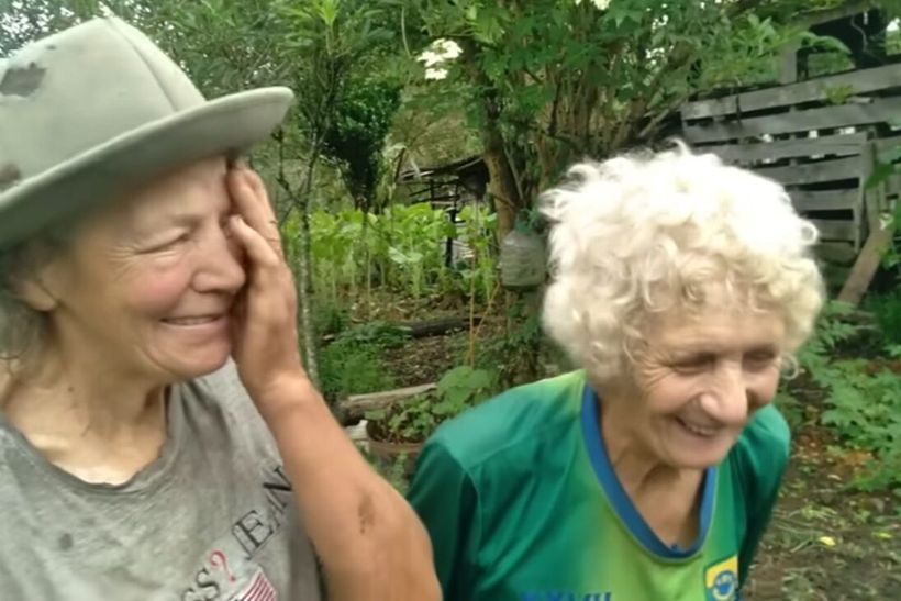 las dos hermanas en su granja