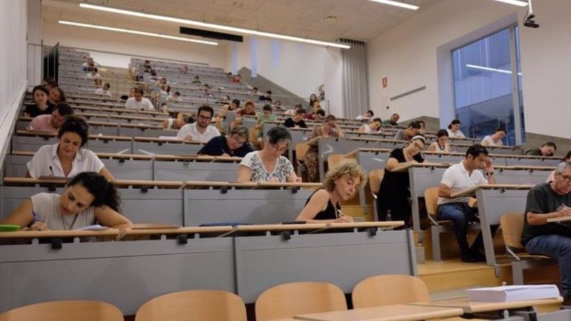 Personas haciendo un examen de oposición