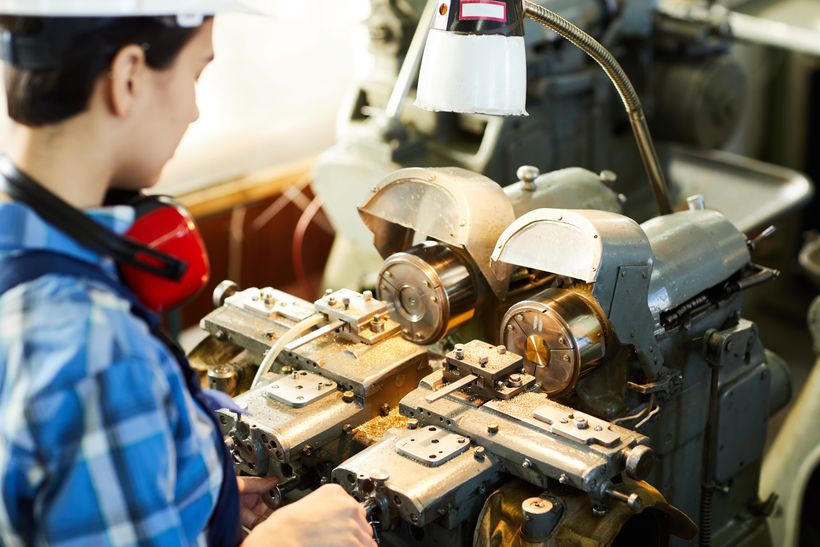 Un trabajador reparando una máquina