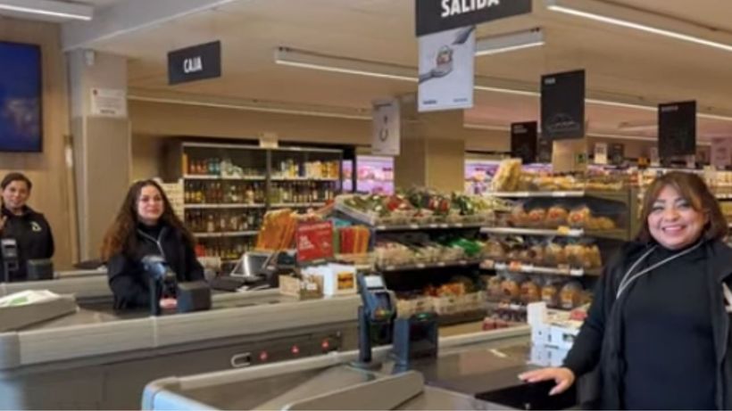 Daril, junto a sus empleadas en el supermercado. YouTube | 'Historias de Migrantes'