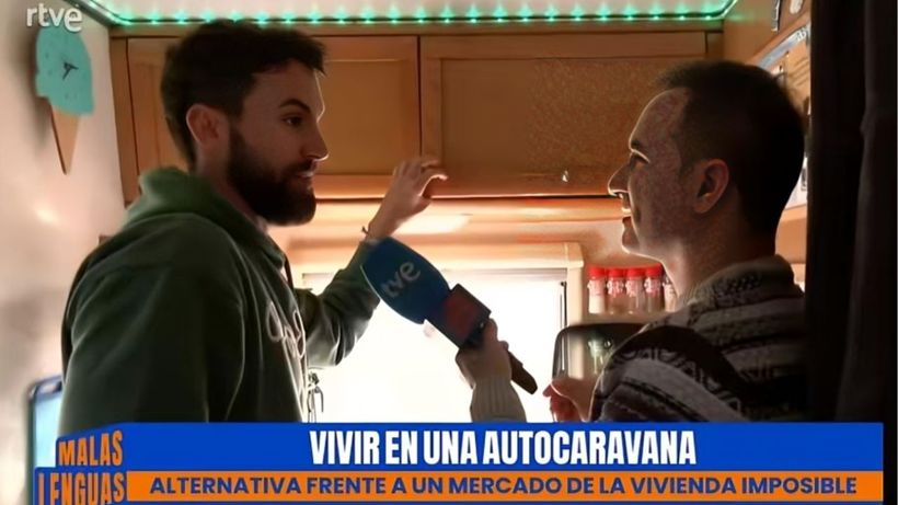 Antonio, junto al reportero del programa. 'Malas Lenguas'.
