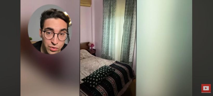 El joven propietario, mostrando una de las habitaciones. 'Libertad Inmobiliaria'