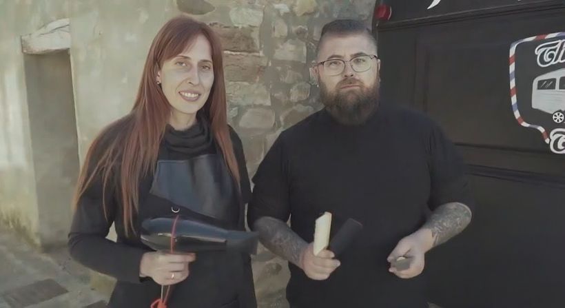 Natalia y Eneko junto a la caravana en un pueblo. 'TVE'.