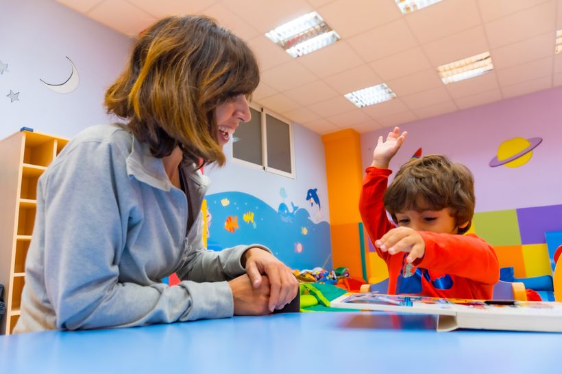 una maestra y un niño