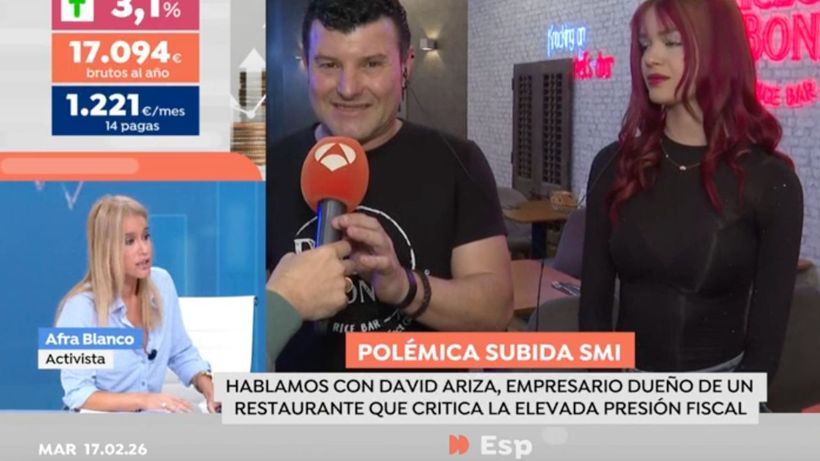 El empresario explicando la situación a Afra Blanco. ('Espejo Público').