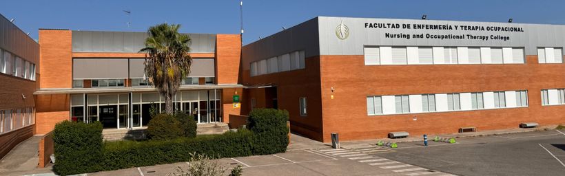 un edificio de la universidad de extremadura