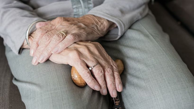 Una anciana sentada