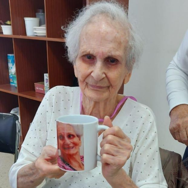 lola con su cafe