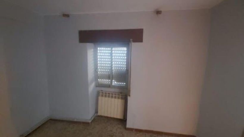 Una habitación de la casa puesta a la venta por CaixaBank en El Bonillo