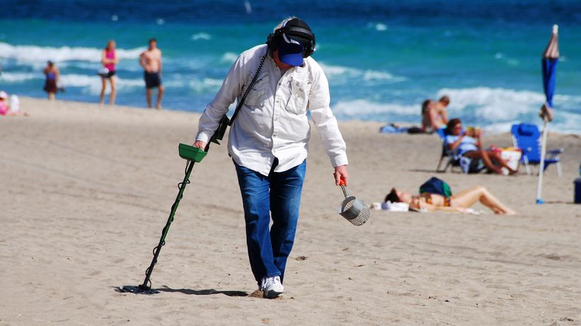 hombre detector de metales